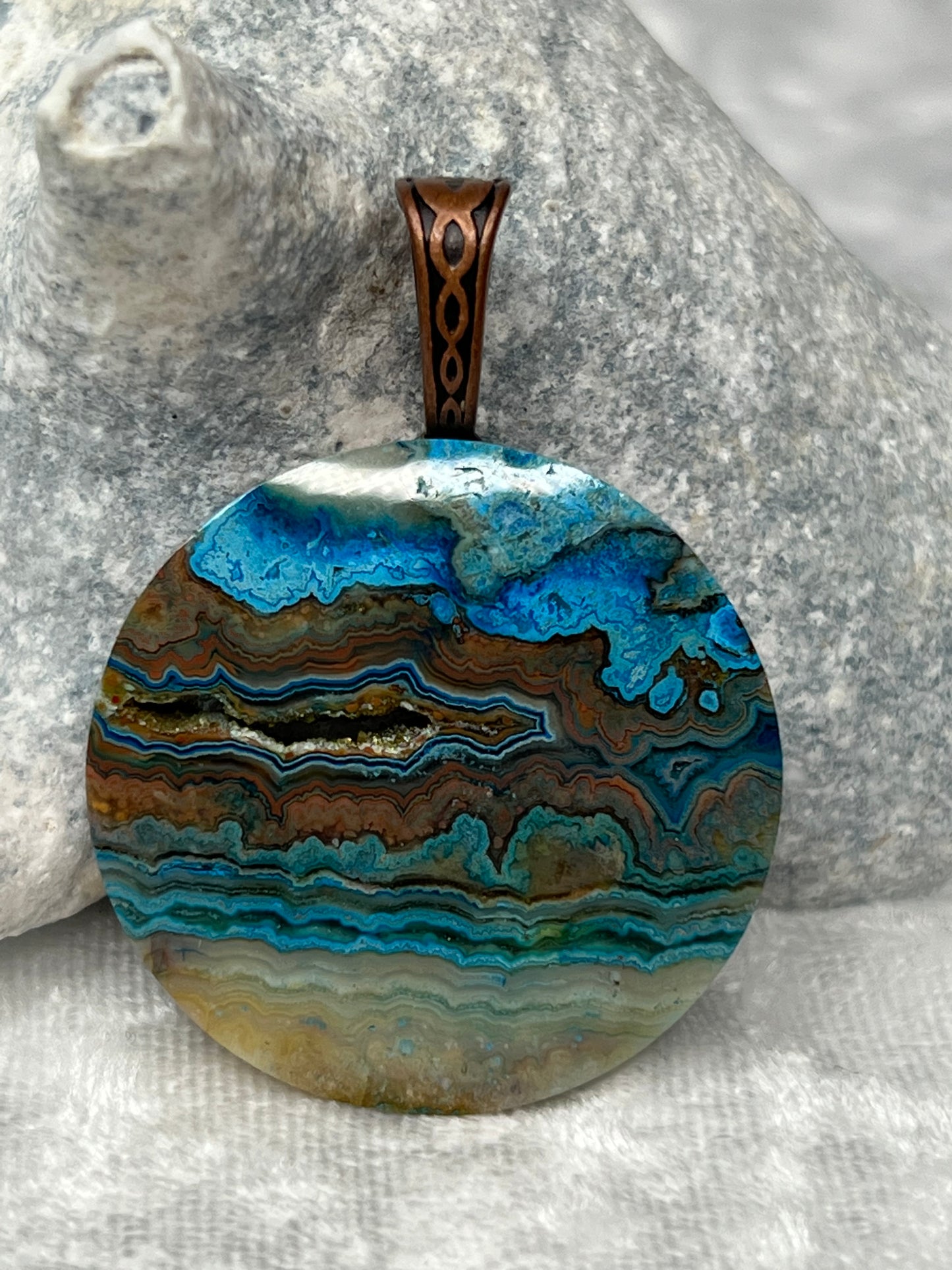 Fancy Lace Agate Round Pendant Necklace